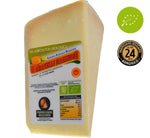 Un triangolo di Parmigiano Reggiano biologico, stagionato per 24 mesi, con una etichetta colorata che sottolinea il suo sapore intenso e tradizionale.