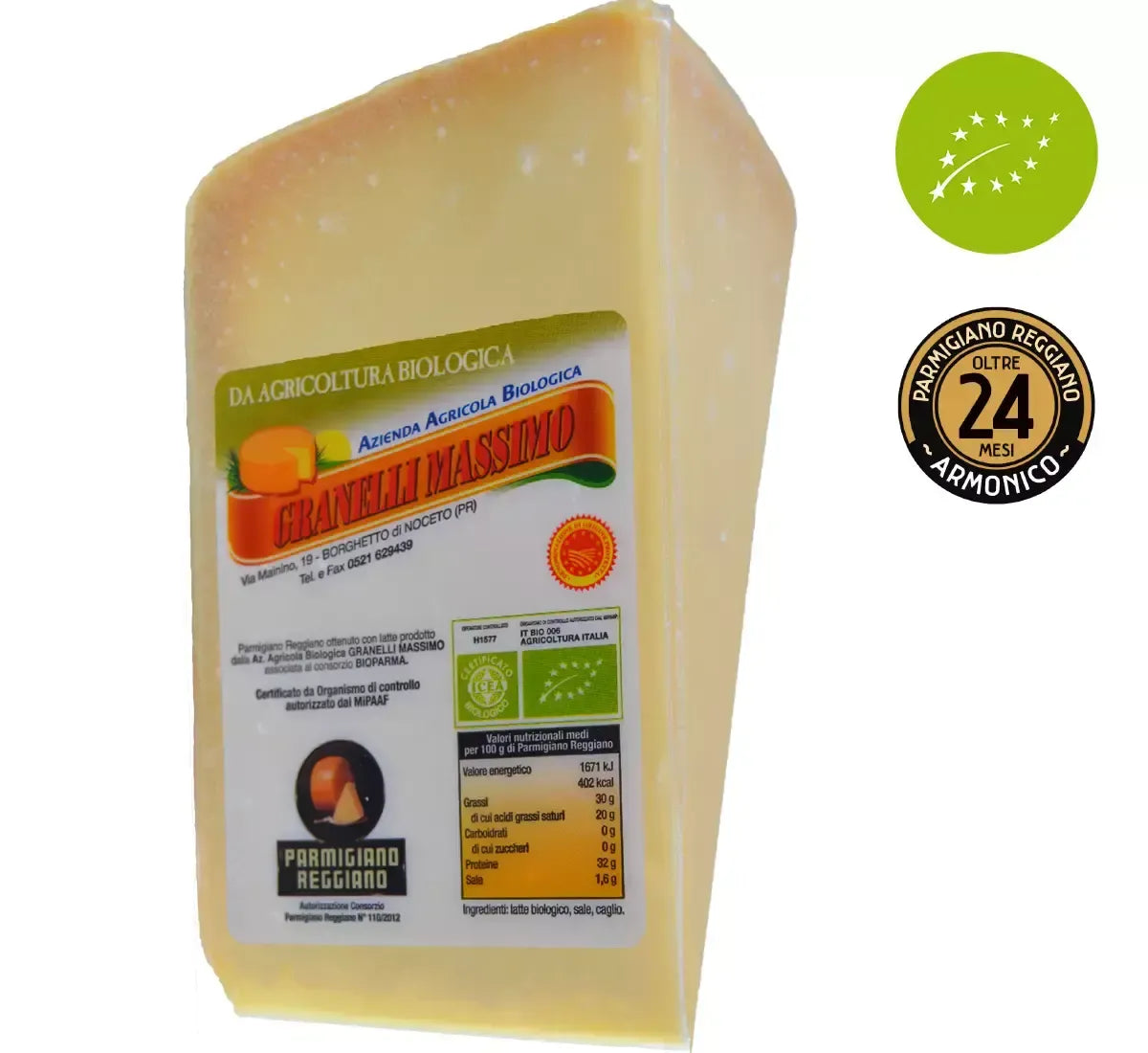 Un triangolo di Parmigiano Reggiano biologico, stagionato per 24 mesi, con una etichetta colorata che sottolinea il suo sapore intenso e tradizionale.