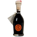 Elegante bottiglia di Aceto Balsamico Tradizionale Reggio Emilia DOP Aragosta, distintiva per il suo sigillo rosso e l'etichetta arancione.