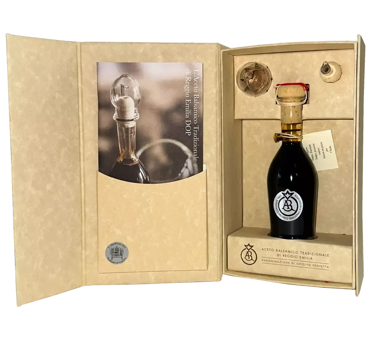 Una bottiglia artigianale di Aceto Balsamico Tradizionale di Reggio Emilia DOP Argento sigillata con un rosso distintivo, presentata in un'elegante confezione regalo.