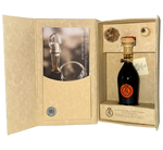 Una raffinata scatola aperta rivela un'elegante bottiglia di Aceto Balsamico Tradizionale di Reggio Emilia DOP, con etichetta Aragosta e tappo di sughero.