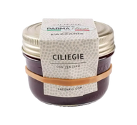 Barattolo di salsa biologica, fatta di ciliegie e zenzero, ideale per condire formaggi e carni bianche, con un gusto artigianale agrodolce.