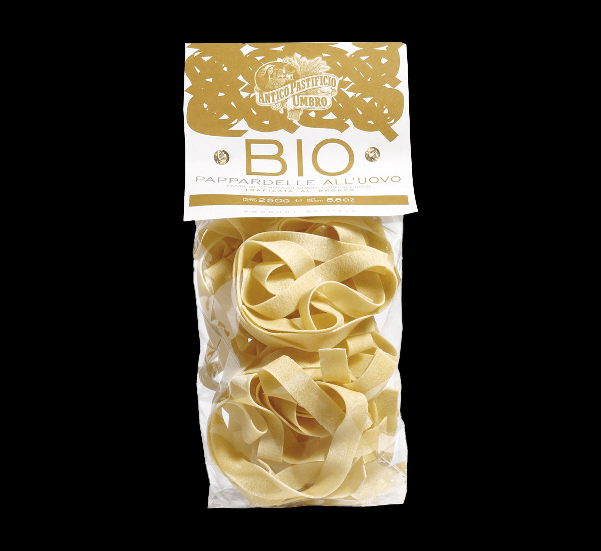 En pakke med økologiske eggpappardelle, laget av durumhvete i henhold til toskansk tradisjon, servert på en elegant svart tallerken.