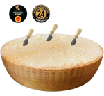 Scopri la mezza forma di Parmigiano Reggiano DOP, stagionato per 24 mesi in montagna. Un prodotto di eccellenza artigianale, accompagnato da 3 coltellini, dal sapore intenso e unico.