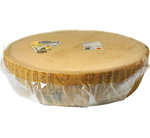 Una mezza forma di Parmigiano Reggiano DOP invecchiato 24 mesi, formaggio robusto di montagna, accompagnato da coltellini artigianali.