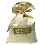 Un sacchetto artigianale in tela, marchiato Parmigiano Reggiano, evoca la ricchezza del formaggio stagionato per 10 anni.