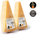 Immagina due triangoli di Parmigiano Reggiano Bonat, stagionato per 10 anni, dalla texture marmorizzata, che rilascia profumi di noci e caramello.