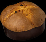 Un delizioso panettone artigianale, con morbido impasto, arricchito da dolci pere e gocce di cioccolato, avvolto a mano.