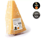 Scaglie dorate di Parmigiano Reggiano DOP Bonat, maturato per 10 anni. La sua texture granulosa riflette la qualità garantita dal sigillo dopo 120 mesi.