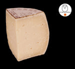 Scopri il Fiore Sardo DOP, un formaggio di pecora stagionato, presentato a metà sezione. La sua crosta ha un'attraente tonalità giallo dorato, mentre l'interno rivela una consistenza cremosa e granulare.