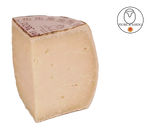 Immaginate un quarto di forma del delizioso Fiore Sardo DOP, un formaggio di pecora stagionato con crosta dorata e cuore aromatico e compatto.