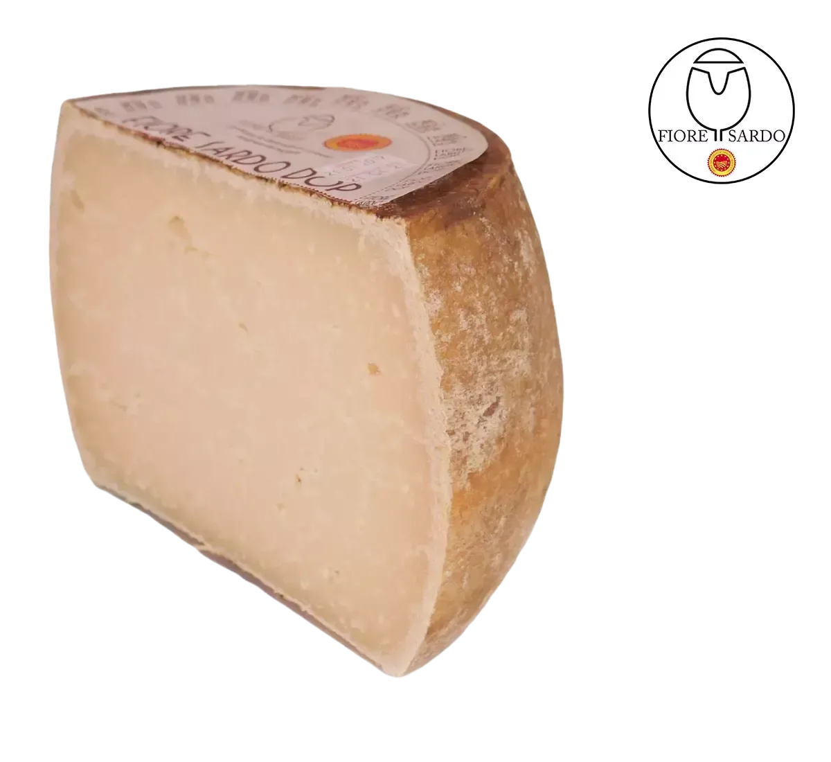 Una fetta di autentico Formaggio Fiore Sardo DOP, con crosta naturale, svela un aroma intenso, evocando la Sardegna.