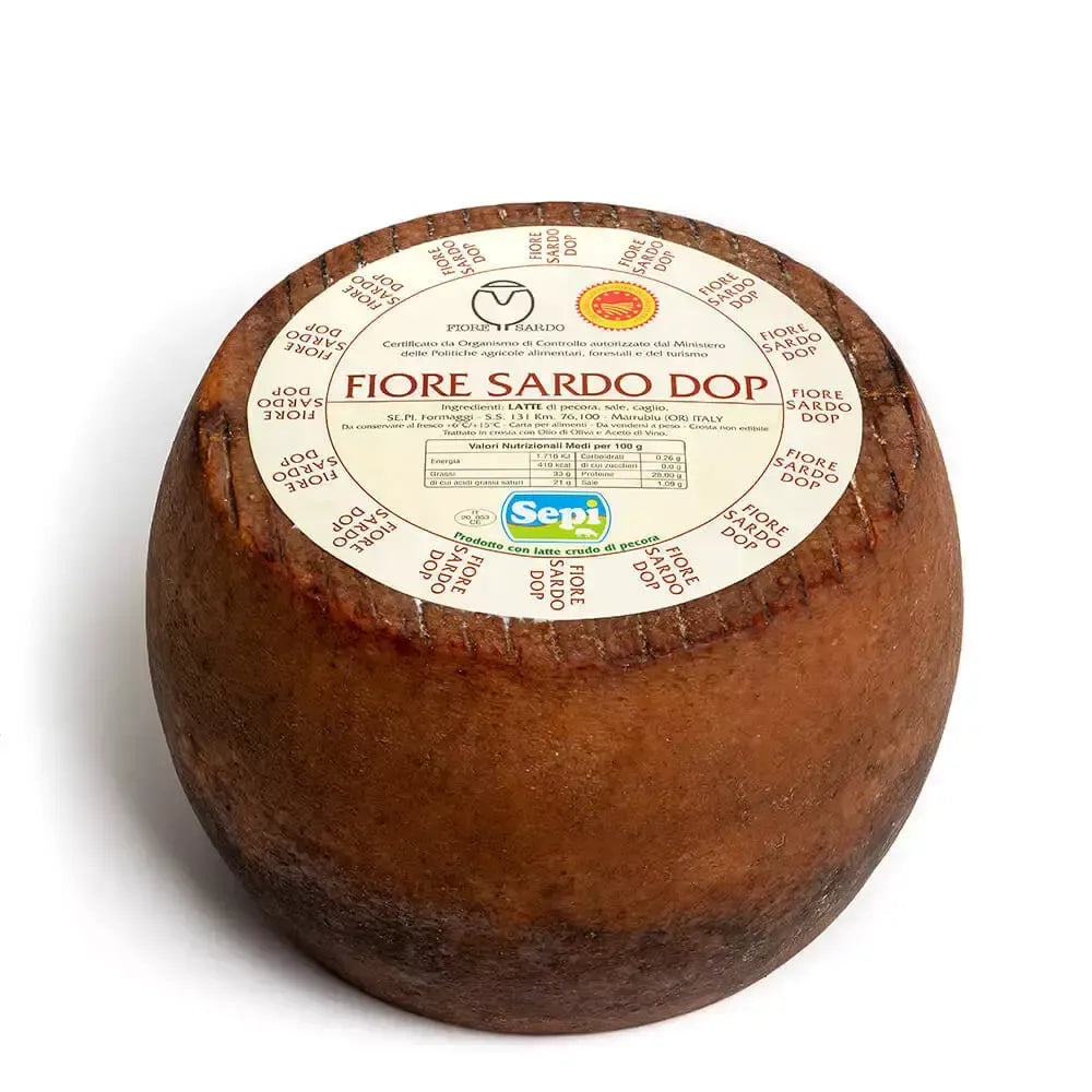 Uno stagionato e raffinato formaggio pecorino Fiore Sardo DOP si distingue con la sua crosta bruna e l'etichetta unica, su un sfondo bianco puro.