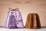 Un pandoro artigianale avvolto con cura, arricchito da una crema tiramisù e dolci gocce di cioccolato al caffè per un Natale delizioso.