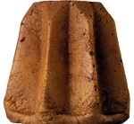 Un pandoro squisito, farcito di crema al tiramisù e gocce di cioccolato al caffè, presentato in un incarto artigianale che richiama la tradizione.