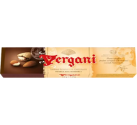 Delizioso torrone friabile, arricchito con mandorle e avvolto in un generoso strato di cioccolato, rappresenta una tipica specialità natalizia.