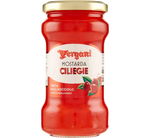 Vaso Vergani, ricolmo di mostarda di ciliegie succose e mature, con un coperchio dorato ed etichetta bianca.