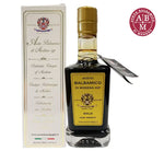 Un'elegante scatola natalizia Mattia, contenente un raffinato aceto balsamico di Modena IGP in una bottiglia con etichetta dorata.