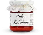 Un barattolo di vetro riempito di salsa per bruschetta, con un'etichetta bianca e un coperchio avvolto in carta e legato con spago.