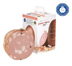 Una mortadella artigianale italiana, perfetta per le feste, avvolta con cura in una scatola regalo Grasso Natale dall'elegante design natalizio.