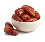 Una ciotola bianca piena di datteri lucenti, pronti per aggiungere un tocco esotico alle tue ricette più raffinate.