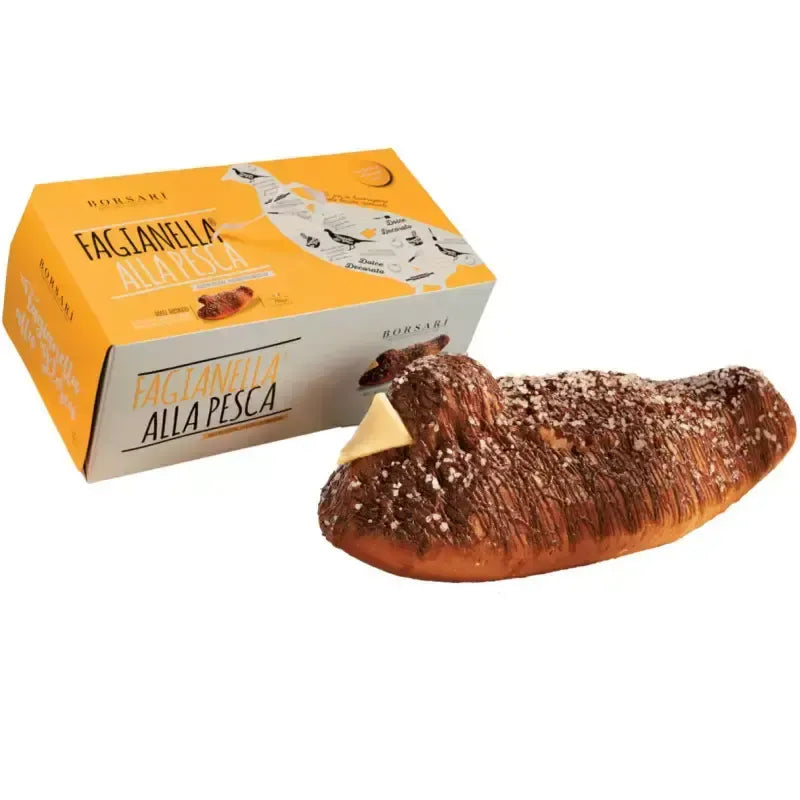 Dolce pasquale a forma di fagianella, ricoperta di cioccolato e ripiena di crema di pesca, presentata in una sofisticata scatola gialla.