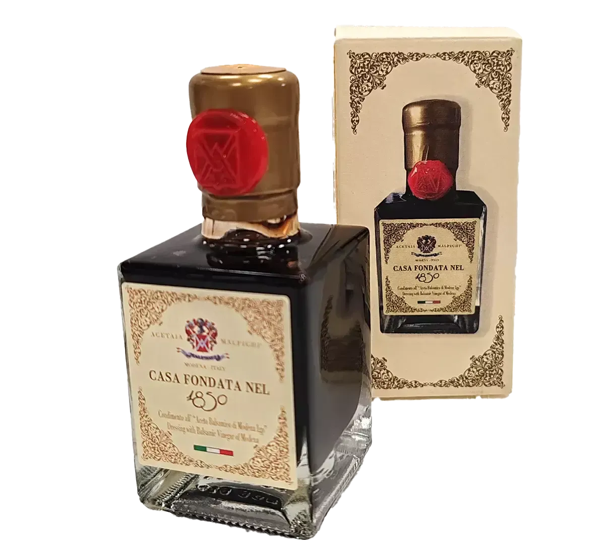Condimento balsamico Modena IGP presentato in una bottiglia dall'eleganza raffinata, sigillata con ceralacca rossa e caratterizzata da un'etichetta storica e una confezione dal tocco vintage.