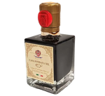 Un'elegante bottiglia di aceto balsamico di Modena IGP, prodotto dalla storica Casa fondata nel 1850, sigillata con un tappo dorato e un sigillo rosso.