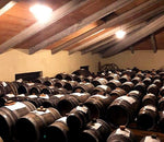 In un'acetaia tradizionale, barili di legno antico invecchiano il pregiato Aceto Balsamico Tradizionale di Reggio Emilia DOP.