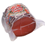 Metà di una Bresaola di Manzo Punta d'Anca, avvolta e di un rosso intenso, ideale per aperitivi gourmet e cene eleganti.