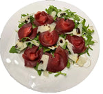 Una succulenta bresaola di manzo posata su un letto di rucola, arricchita da scaglie di parmigiano e spruzzata con aceto balsamico - un'esplosione di gastronomia italiana.