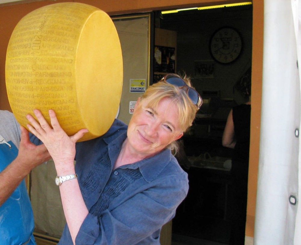 Parmigiano Reggiano DOP 24 mesi, in forma intera, prodotto montano, accompagnato da un coltello professionale per un taglio impeccabile.