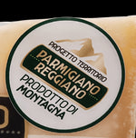 Scopri il gusto della tradizione dell'Appennino con il Parmigiano Reggiano DOP montano stagionato 24 mesi, presentato in una confezione regalo.