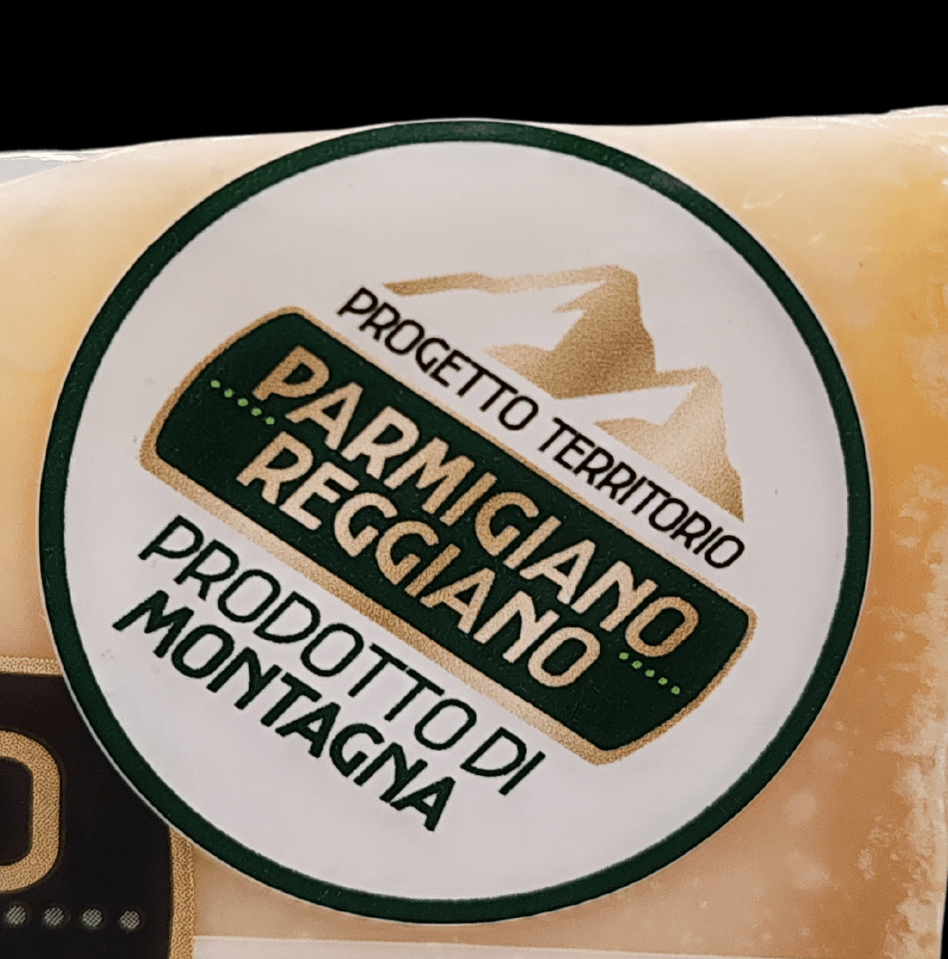 Scopri il gusto della tradizione dell'Appennino con il Parmigiano Reggiano DOP montano stagionato 24 mesi, presentato in una confezione regalo.