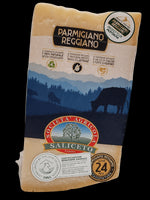 Un formaggio Parmigiano Reggiano stagionato per 24 mesi, con un'etichetta raffigurante un paesaggio e il marchio della Società Agricola Saliceto.