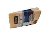 Un Parmigiano Reggiano DOP, stagionato per 36 mesi, proveniente dalle montagne, offre un sapore ricco, un aroma intenso e una qualità genuina.