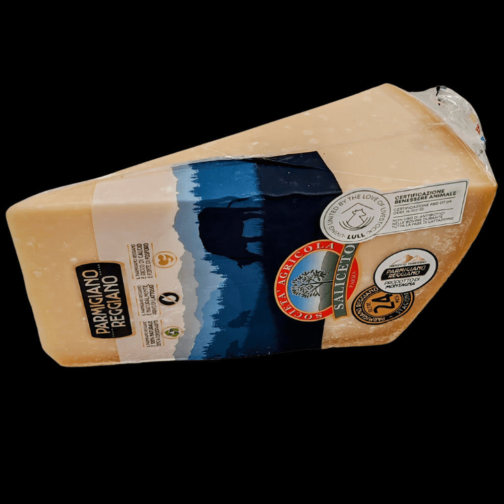 Uno spicchio di autentico Parmigiano Reggiano DOP, stagionato per 24 mesi, che emana profumi montani e offre un sapore ricco e intenso.