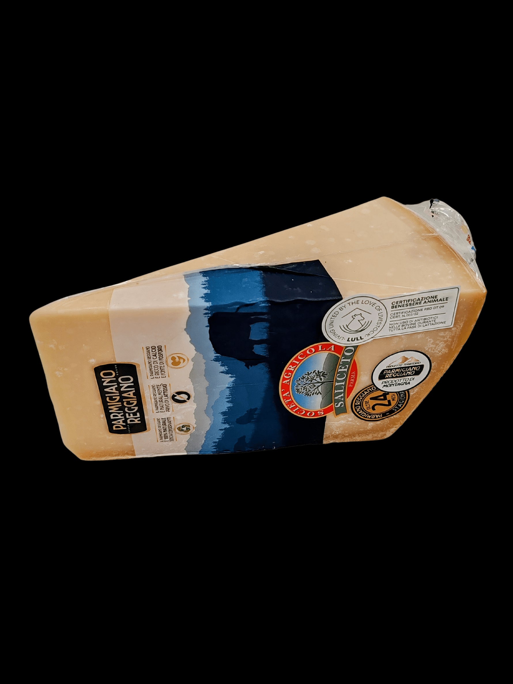 Uno spicchio di Parmigiano Reggiano DOP, stagionato 24 mesi, proveniente dalla montagna, con sigilli di qualità e confezionato in un pacco da 1.35 kg, pronto per rilasciare sapori intensi.