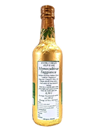 Una bottiglia dorata di olio d'oliva extra vergine Monocultivar Taggiasca, che rimanda alla tradizione e agli uliveti liguri.