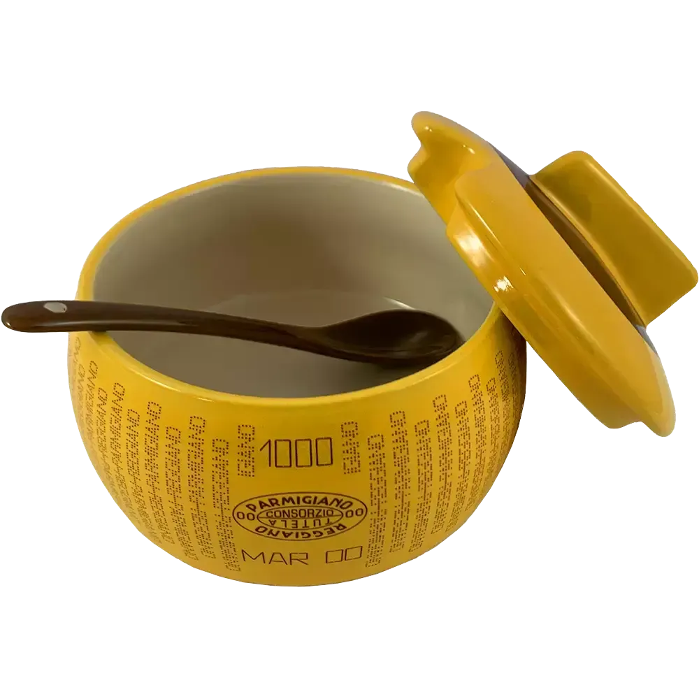 Una formaggiera color parmigiano, decorata e realizzata in ceramica, con un coperchio e un cucchiaio marrone, ideale per servire i formaggi.