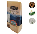 Un blocchetto di Parmigiano Reggiano DOP, stagionato per 36 mesi in montagna, presentato in un'elegante confezione con etichette distintive.