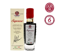 Una bottiglia elegante contiene il condimento delizioso: aceto balsamico italiano di 6 anni. Premiato con il Luxury Award, è caratterizzato da un sapore corposo.