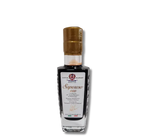 Elegante bottiglia di vetro contenente il condimento balsamico Saporoso Oro, invecchiato 8 anni. Si distingue su uno sfondo nero con il suo tappo dorato e l'etichetta raffinata.
