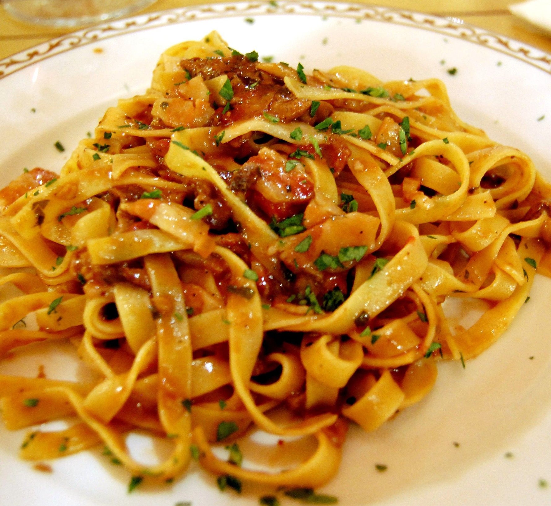 Una vera celebrazione della cucina italiana: tagliatelle avvolte in un ricco sugo di autentici funghi porcini di Borgotaro IGP. Delizia pura!