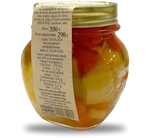 Roberta presenta un vaso artigianale da 350g di Giardiniera, un mix agrodolce di verdure fresche variopinte, con un'etichetta dettagliata.