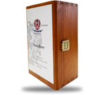 Una confezione in legno raffinata, ospita l'Aceto Balsamico Tradizionale di Modena Extra Vecchio DOP, simbolo di eleganza secolare.