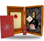 Un'elegante scatola contiene una bottiglia di Aceto Balsamico Tradizionale di Modena, con sigillo rosso e avvolta in caldi toni legnosi.