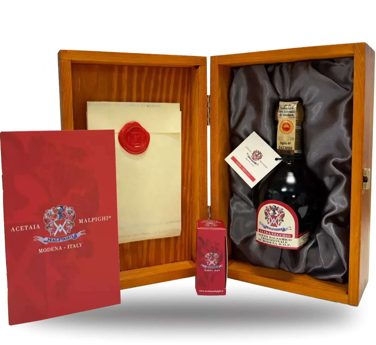 Un'elegante scatola contiene una bottiglia di Aceto Balsamico Tradizionale di Modena, con sigillo rosso e avvolta in caldi toni legnosi.