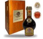 Un'immagine di Aceto Balsamico Extra Vecchio di Modena DOP, marchio Golden Spoon, presentato in un'elegante confezione che testimonia 25 anni di storia e sapore.