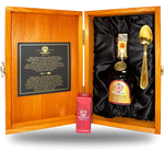 Un'elegante scatola di legno custodisce un raffinato aceto balsamico tradizionale di Modena DOP Extra Vecchio, accompagnato da un cucchiaio dorato.